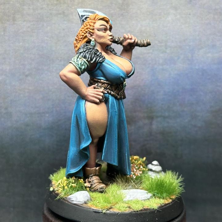 Alfhild Northwoman Pinup Miniature - 32mm Skutagaard Saga Figure for D&D, Pathfinder, and TTRPG Games