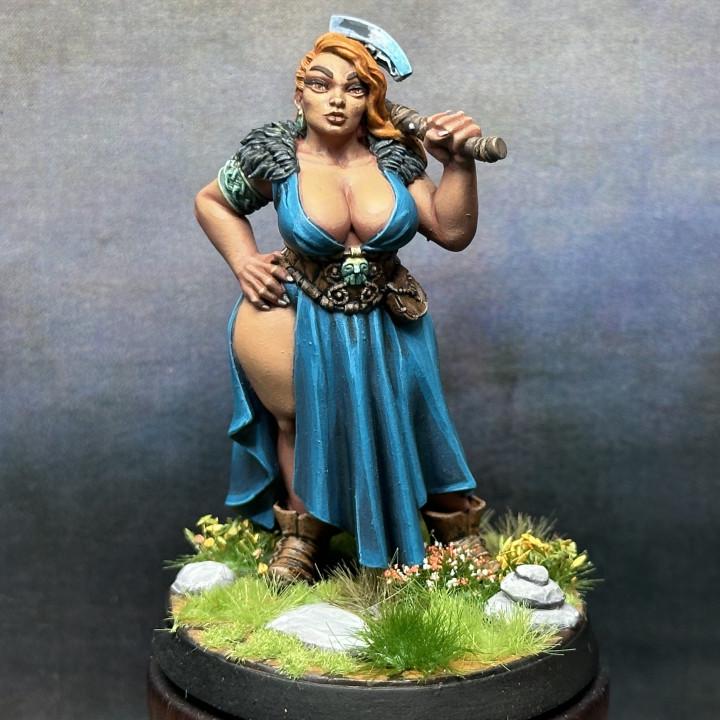Alfhild Northwoman Pinup Miniature - 32mm Skutagaard Saga Figure for D&D, Pathfinder, and TTRPG Games