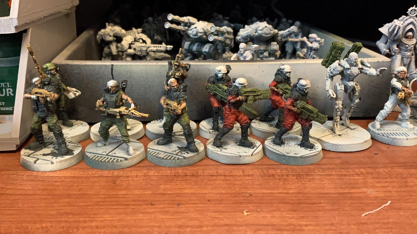 Aliens vs Humans: Female Colonist Marine Pvt Trish Ravengold 32mm Miniature for Sci-Fi Tabletop Gaming