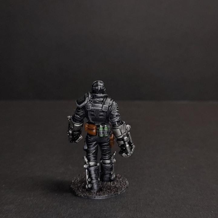 Cyberpunk Ex-Soldier Mercenary Chasing Prey Miniature 32mm - Futuristic RPG Figurine for Tabletop Gaming
