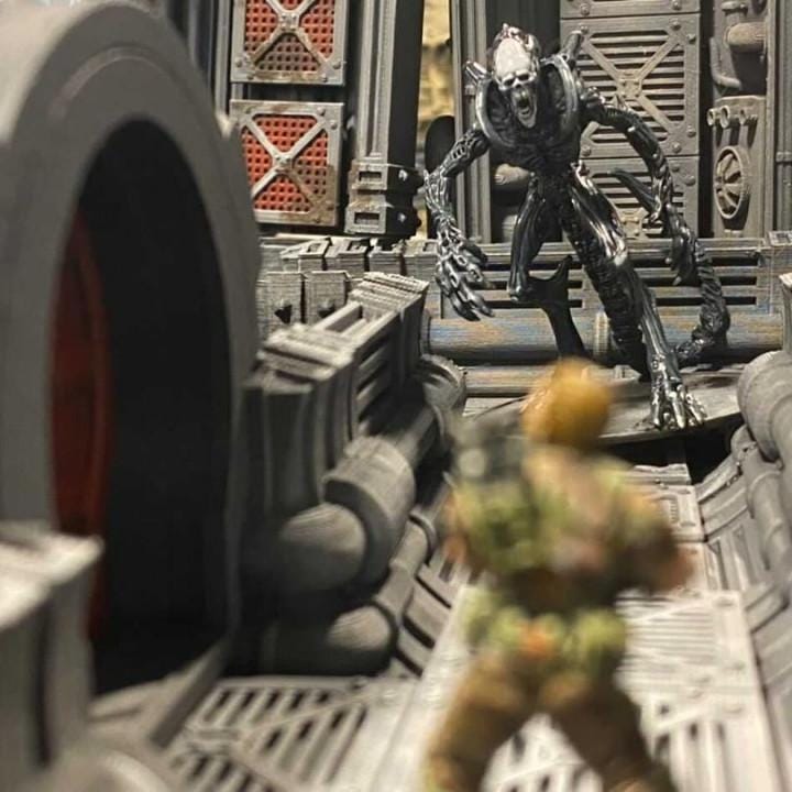 Xenomorph Royal Brood Horrors: 32mm Gigerian Miniature for Alien-Inspired RPG and Tabletop Gaming
