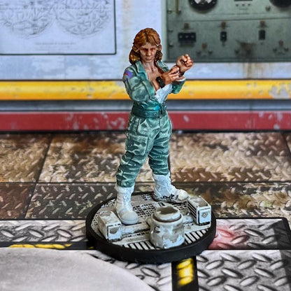 Alien vs Human Space Crew Maintenance Silvia 28mm/32mm Miniature - Papsikels Sci-Fi RPG Tabletop Gaming