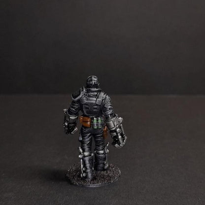 Cyberpunk Ex-Soldier Mercenary Chasing Prey Miniature 32mm - Futuristic RPG Figurine for Tabletop Gaming